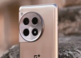 OnePlus 12R 三种颜色的相机姿势